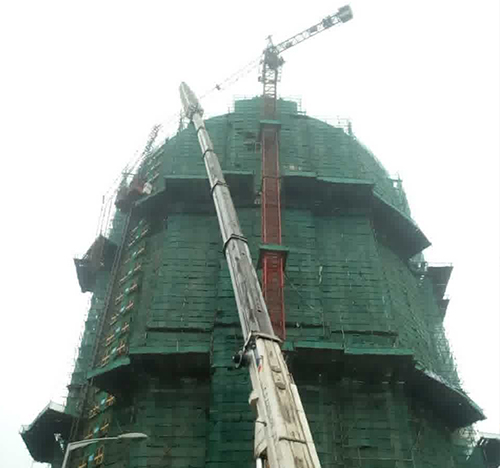 合阳吊车在工地上作业